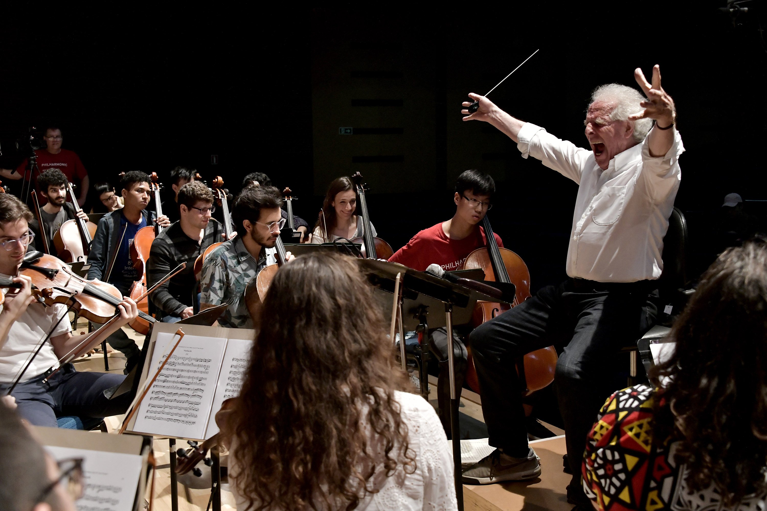 Benjamin Zander leading the tour's last exchange in Curitiba