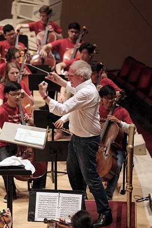 Zander rehearses BPYO in Carnegie Hall (Steven Eliopoulos) Zander rehearses BPYO in Carnegie Hall (Steven Eliopoulos)